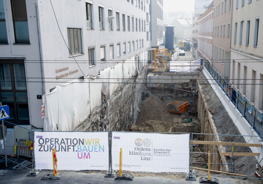 In der Langgasse wird ein zweigeschossiger unterirdischer Zubau für die Radioonkologische Abteilung des Ordensklinikum Linz Barmherzige Schwestern errichtet.